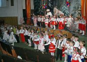  Просим, глянь, Дідусю Божий, на веселих цих дітей. Добрі, гарні діти! Як же ними не радіти!